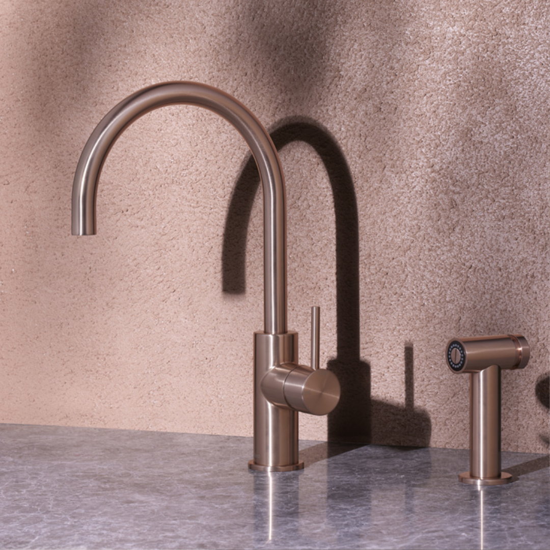 Keukenkraan Capri – Met handspray - Brushed gold