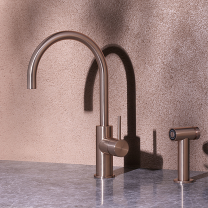 Keukenkraan Capri – Met handspray - Brushed gold